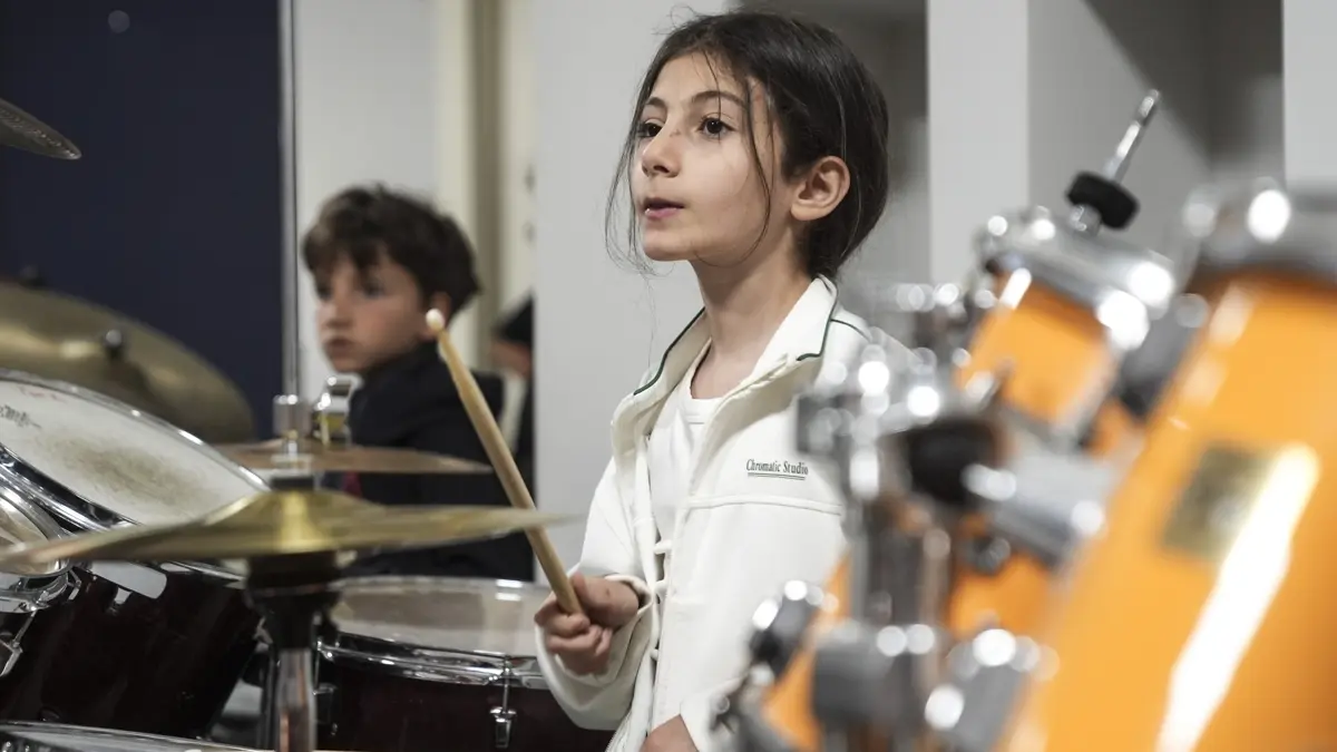 Bateri Çocuk Orkestrası ile çiçekler açtırıyor