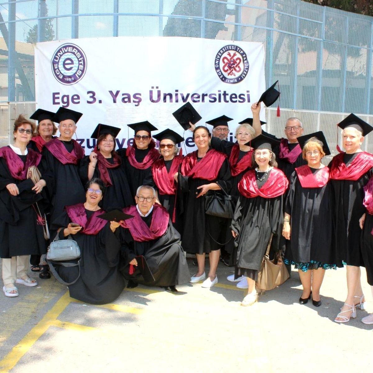 Ege Üniversitesinde 3. Yaş Üniversitesinin 140 çınarı diplomalarını aldı