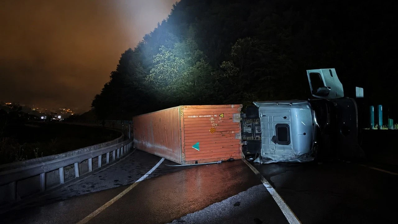 Askeri mühimmat taşıyan TIR kontrolden çıktı