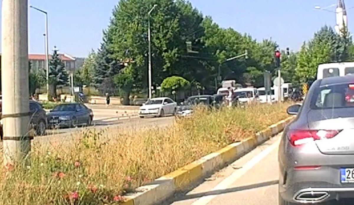 Yaşlı kadına yol vermek isteyen araca başka bir otomobil arkadan böyle çarptı