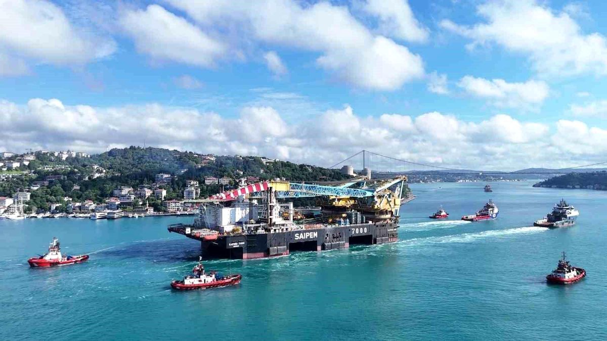 İstanbul Boğazı'ndan geçen dev vinç gemisi havadan görüntülendi