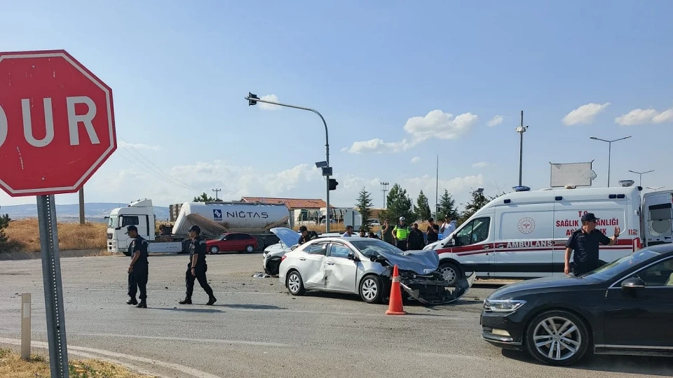 Kırıkkale’de iki otomobil çarpıştı: 6 yaralı