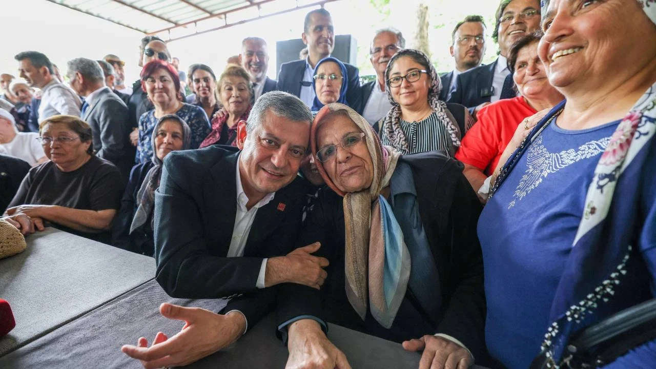 Özgür Özel Denizli'de: Kahvehane ve pazar ziyaretinde vatandaşlarla buluştu