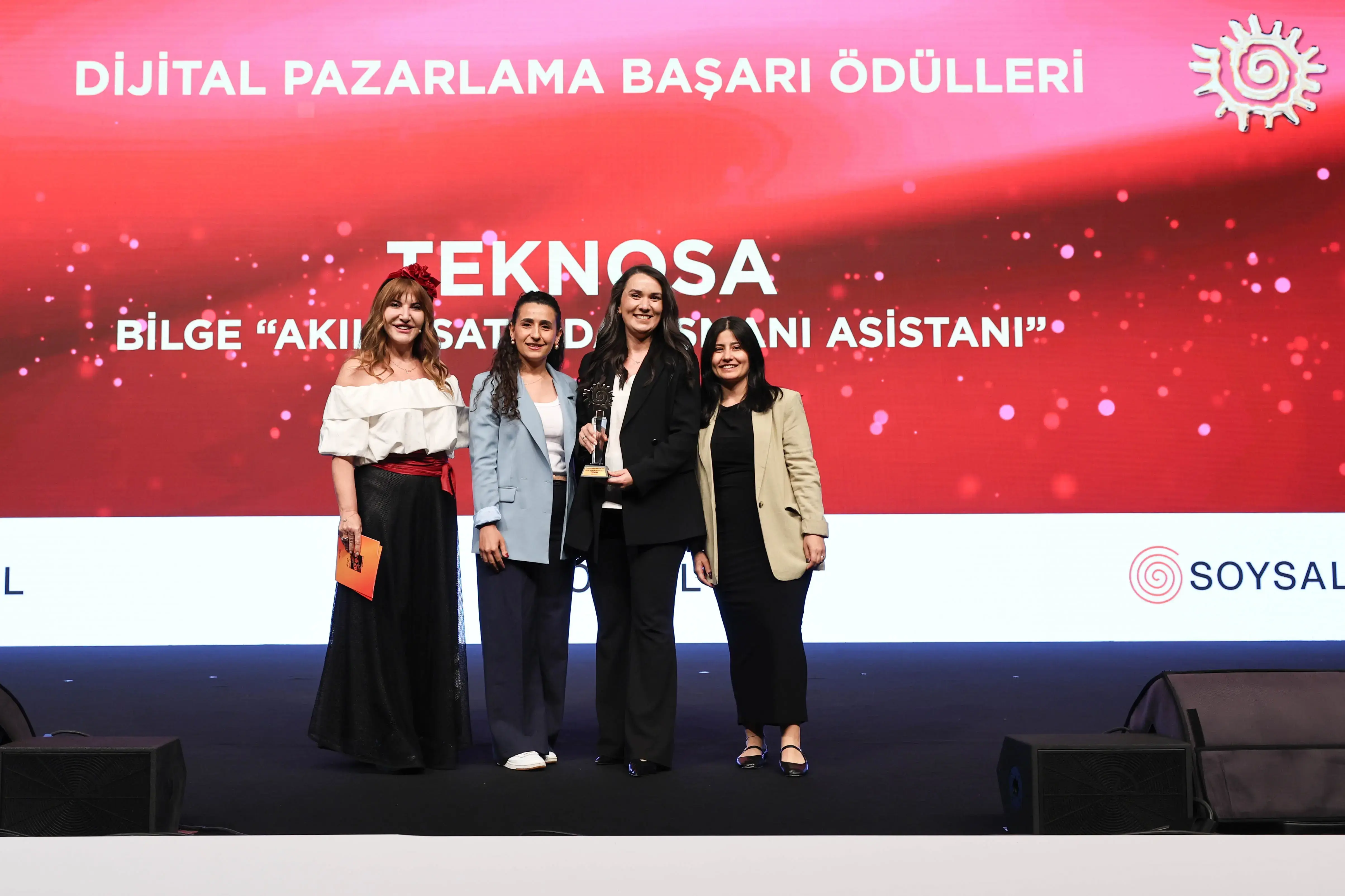 Teknosa'nın Akılla Satış Danışmanı Asistanı Bilge'ye ödül
