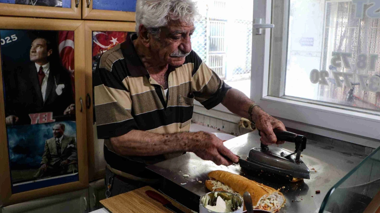 Dünyanın dört bir yanından bu tost için Adana'ya geliyorlar! 50 yıldır aynı ütüyle yapıyor