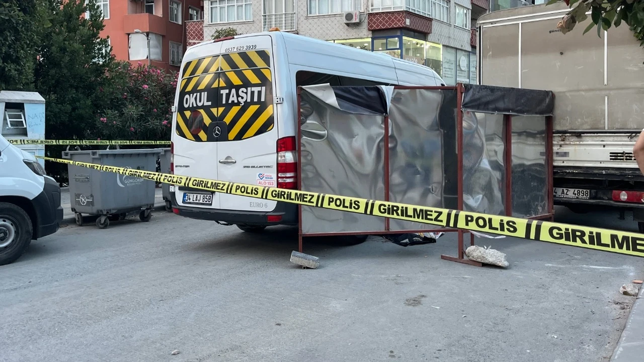 Servis aracının altında kalan yaşlı adam hayatını kaybetti