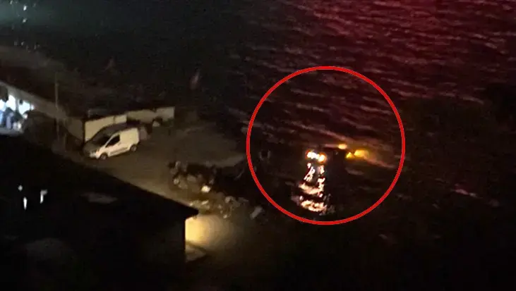 Fren yerine gaza bastı, otomobili denize uçtu! İhbar konuşması herkesi şaşırttı: 'Bırak aramayın polisi'