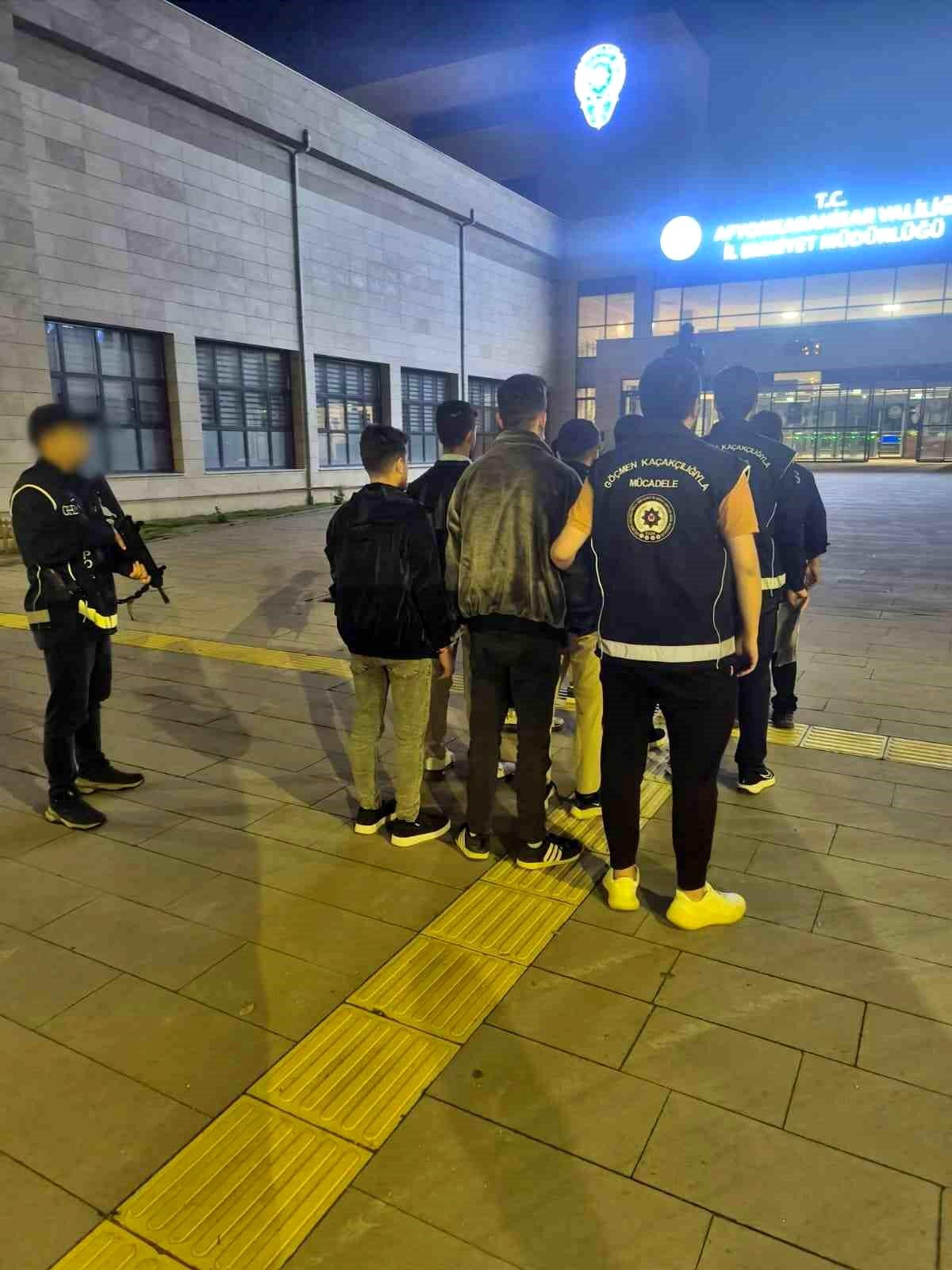 Afyonkarahisar'da göçmen kaçakçılığı operasyonunda 8 düzensiz göçmen yakalandı