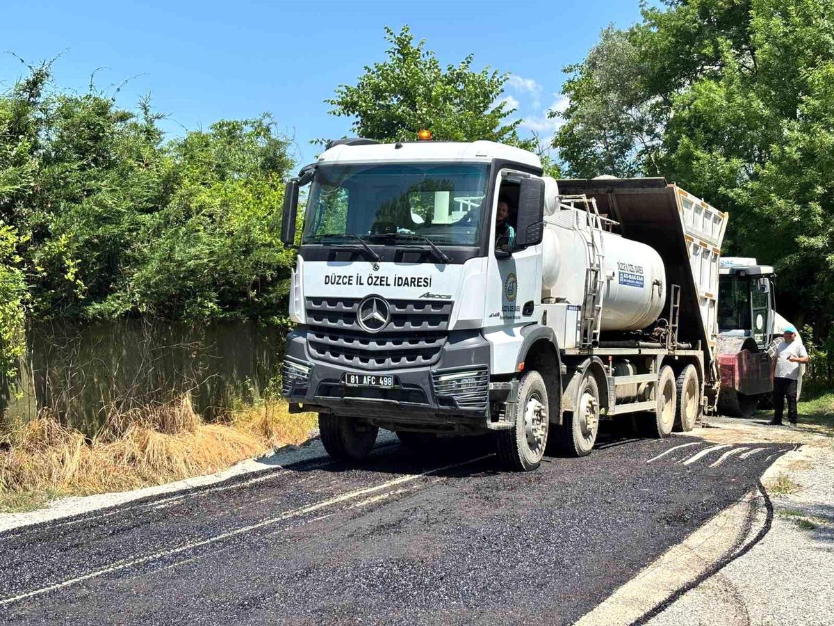 Karadere Hasanağa Köyü'nde sathi kaplama çalışmaları devam ediyor