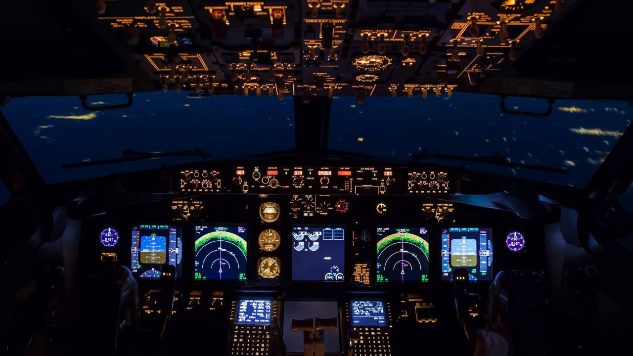 Gökyüzünde can pazarı: Yolcular kriz geçiren pilotu koltuğa bağladı