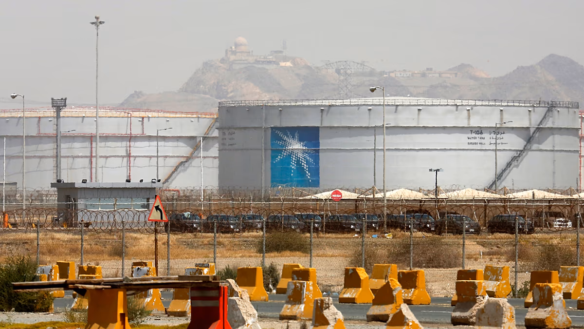 OPEC+, petrol fiyatları düşerken üretimi sınırlı artıracak