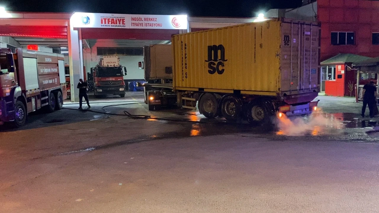Alev alan TIR'ı 10 kilometre sürdü