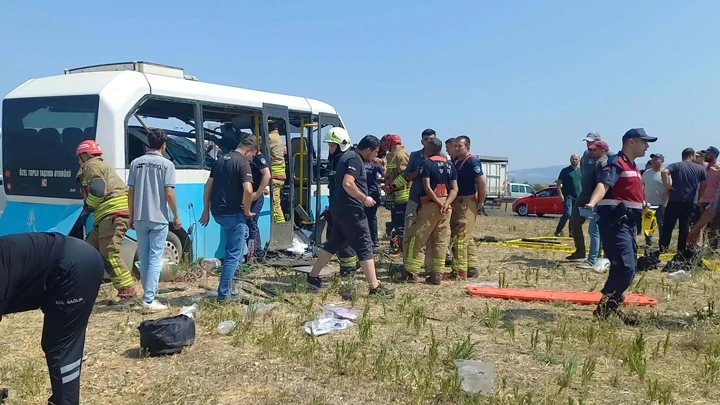 Son dakika... Manisa’da iki minibüs çarpıştı: Ölü ve yaralılar var