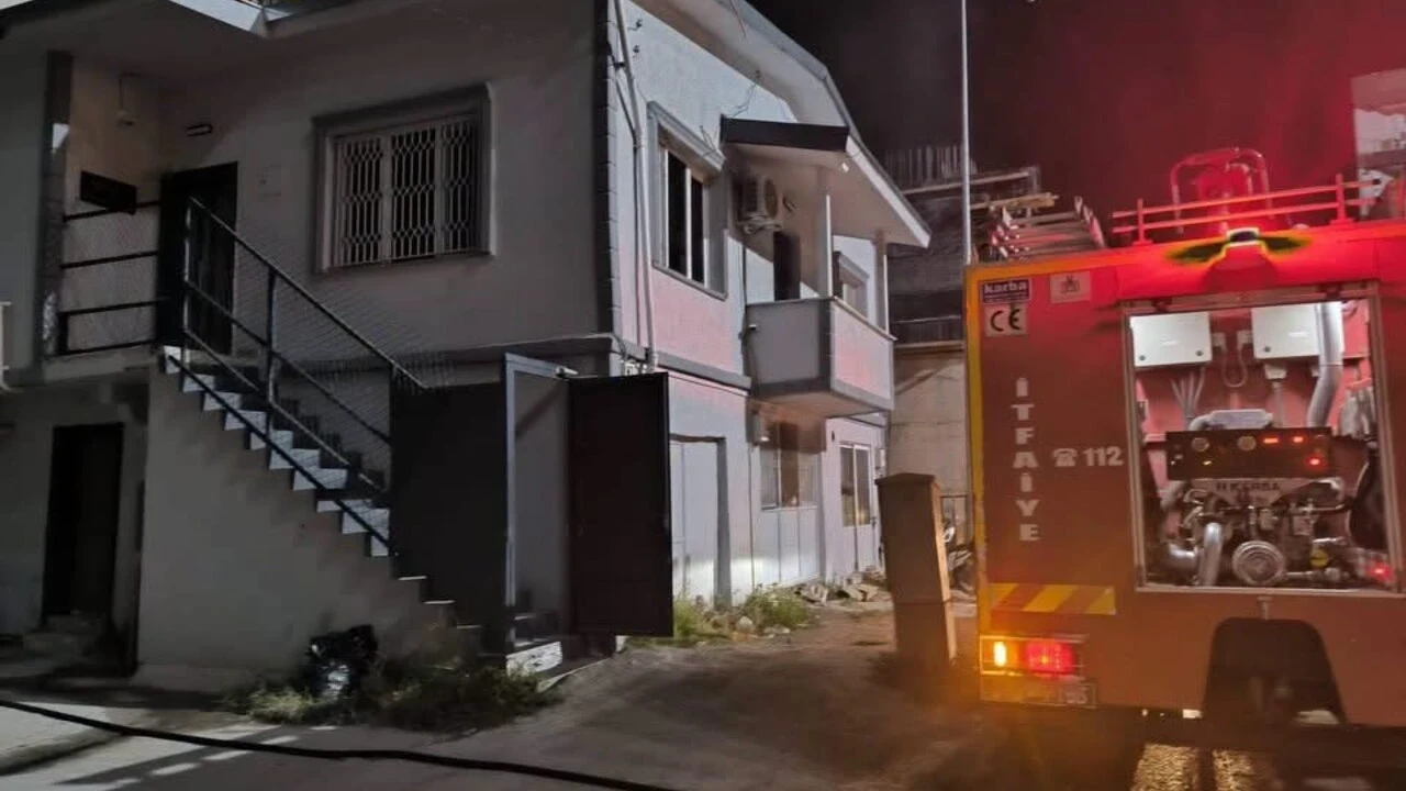 Hatay'da iş yerinin deposunda yangın: Ekipler seferber oldu