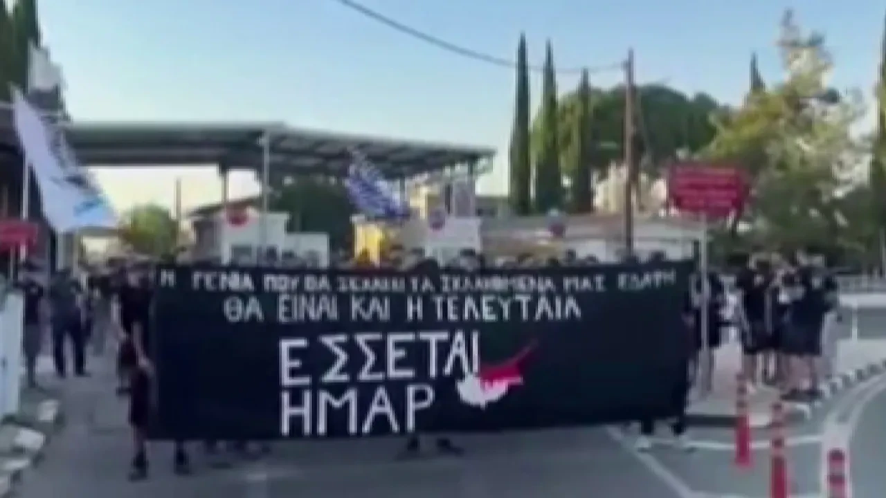 Güney Kıbrıs Rum Yönetimi'nde provokatif gösteri! Türkler aracının kapısını kilitleyerek bekledi