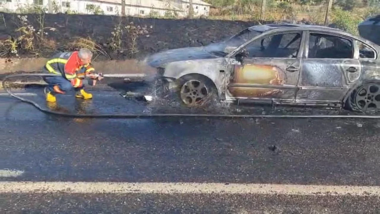 Seyir halindeki otomobil alev alev yandı