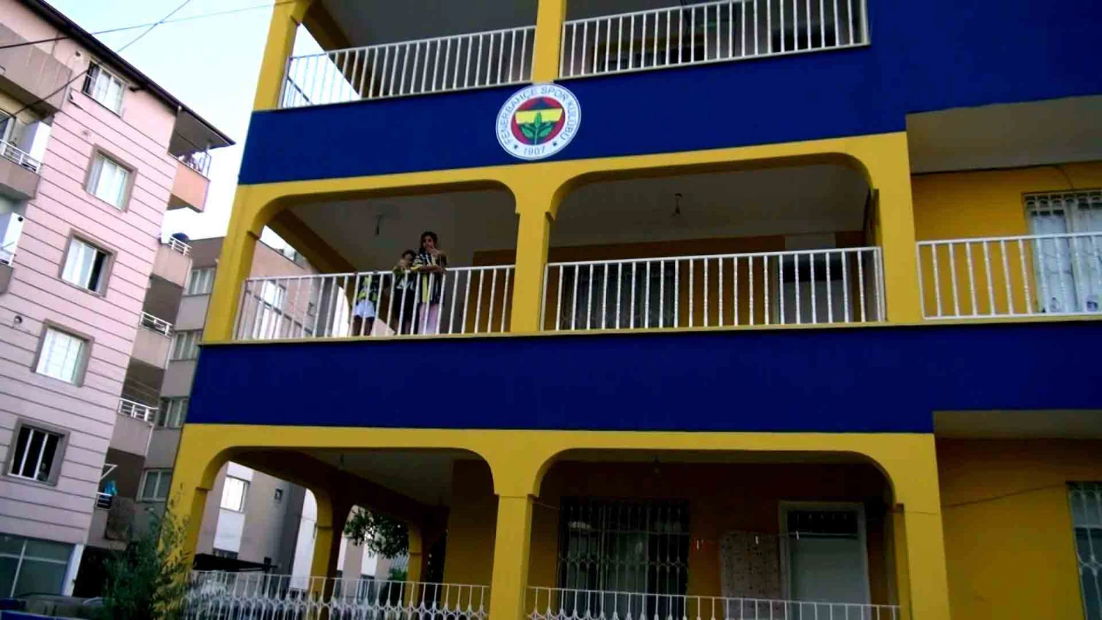Fanatik Fenerbahçeli aile, yaşadıkları apartmanı sarı-laciverte boyadı